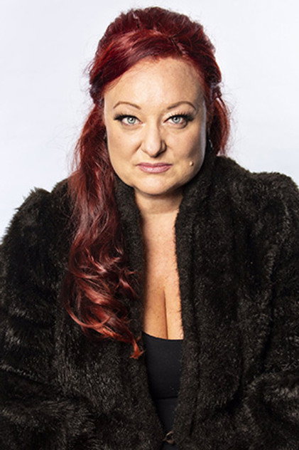 Robyn Scott como Val