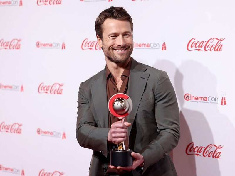 Glen Powell: Cazibesini kendi kariyerini inşa etmek için kullanan yıldız