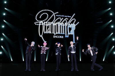 The five animated members of PLAVE performing on stage under the DASH: Quantum Leap Encore backdrop