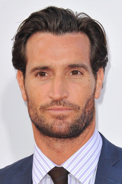 Matthew Del Negro dans le rôle de Pierce Woodrow