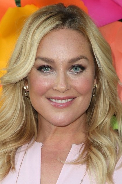 Elisabeth Röhm como Stacey Newell