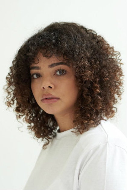 Lydia West as Beth Davenport