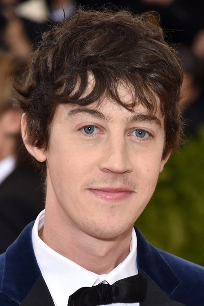 Alex Sharp como Peter Wakeling