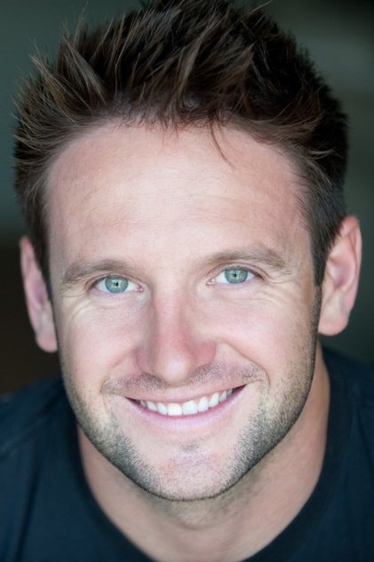 Casey Adams como EOD Chief Crowley
