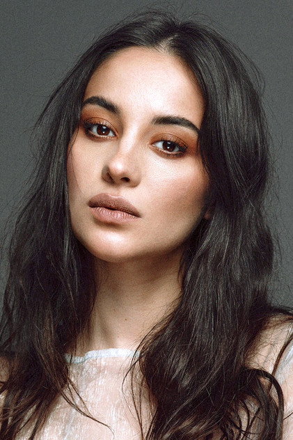 Vivianne Dietz dans le rôle de Lia Sardá (Young)