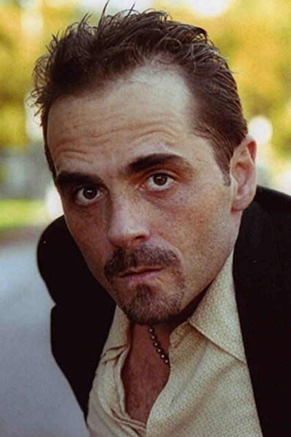 Jamie Bozian como Harlan Lester