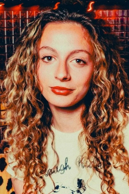 Julia DiCesare als Julia