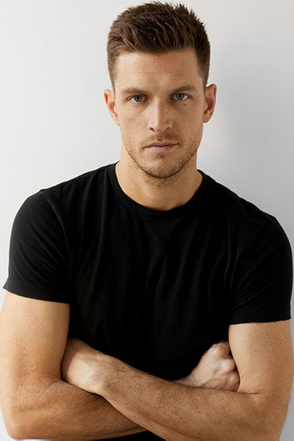 Logan Macrae como Jodie Clark