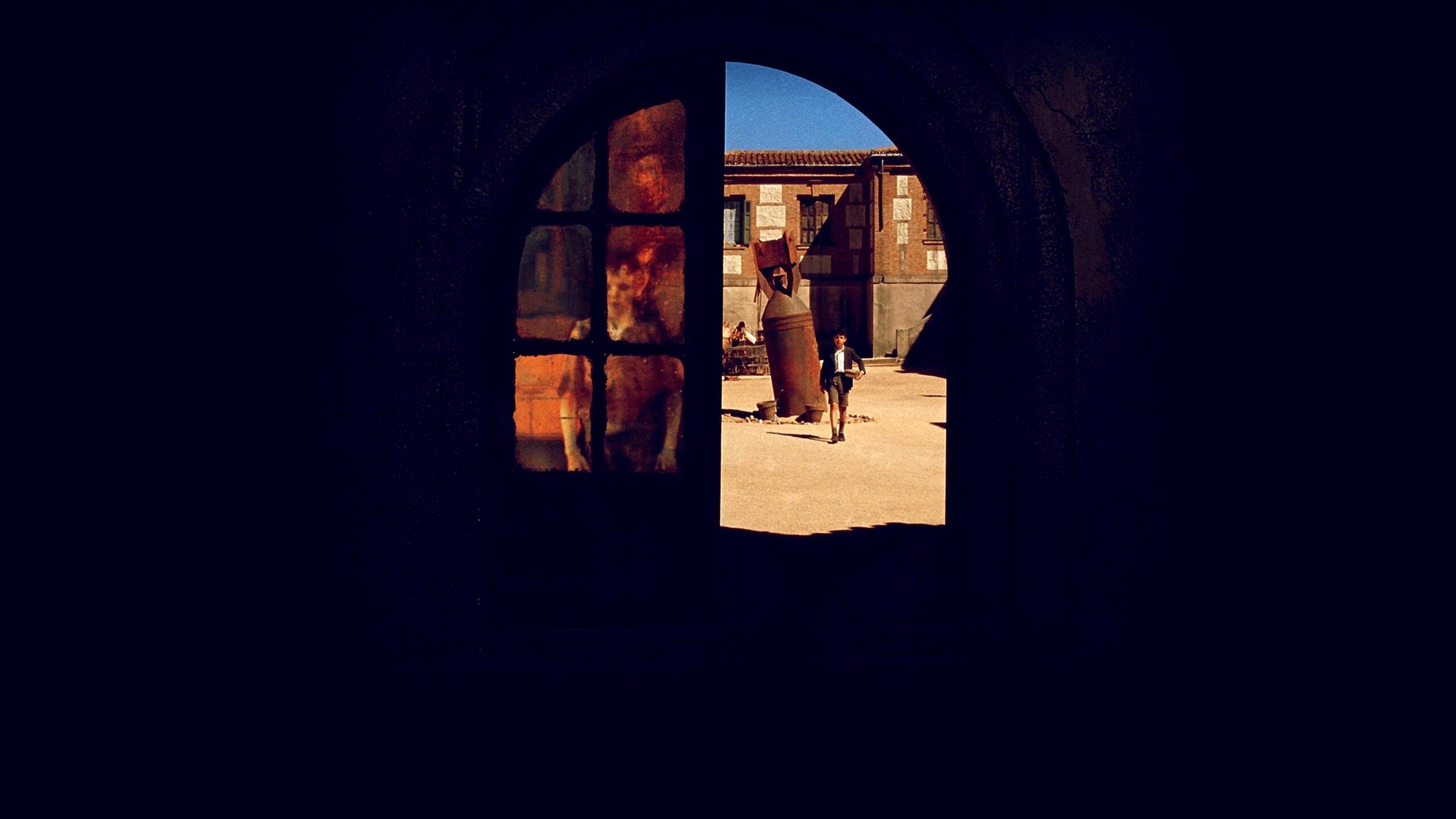 The Devil’s Backbone: डेल टोरो की सबसे कठोर और राजनीतिक फ़िल्म, जो दिल से नहीं उतरती