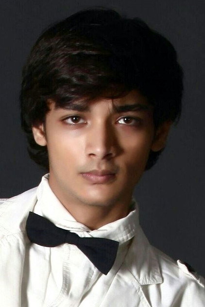 Ayush Tandon como Pi Patel (11-12 Years)