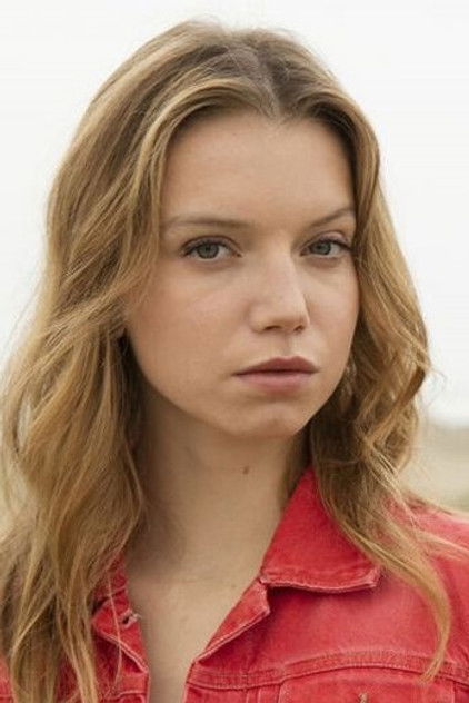 Eden Ducourant como Anya Berg