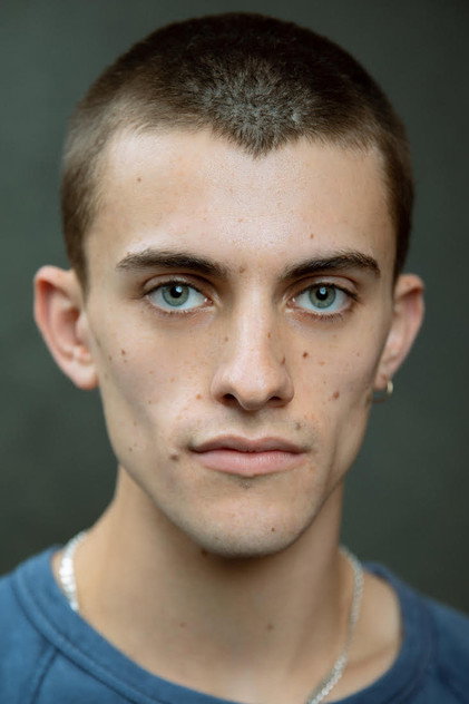 Jake Dunn dans le rôle de Peter Guillam