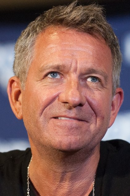 Sean Pertwee 역 John Moorcroft