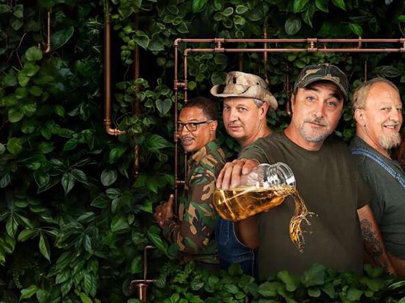 Moonshiners vuelve a HBO Max con 250 años de rebeldía contra el fisco en cada alambique