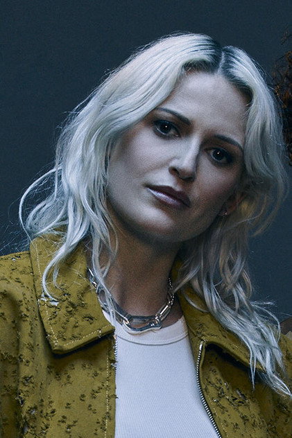 Emily Armstrong como Self