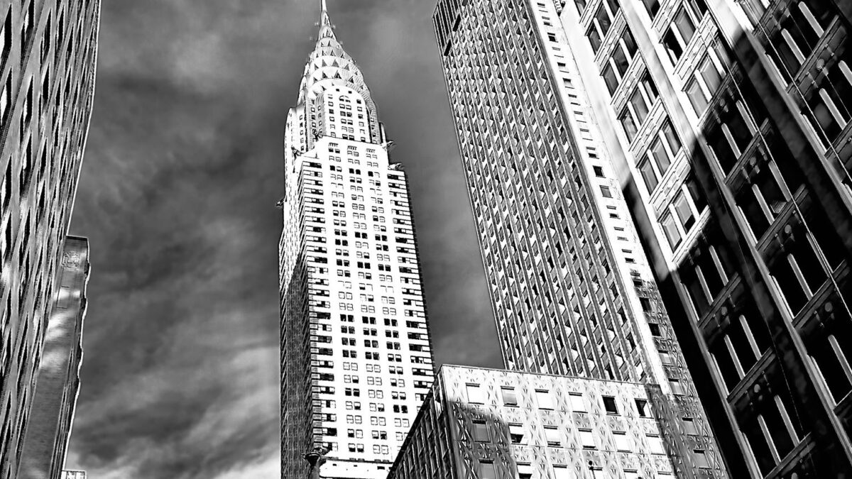 Un iPhone apuntando al cielo desde 2015: la obra de James Bacchi llega como libro fotográfico