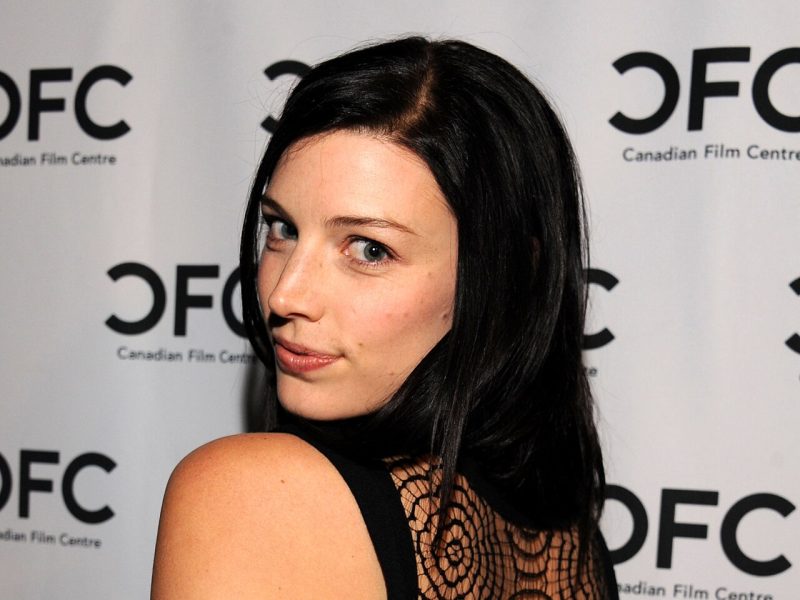 Jessica Paré, de cantar Zou Bisou Bisou en Mad Men a dirigir episodios de SEAL Team