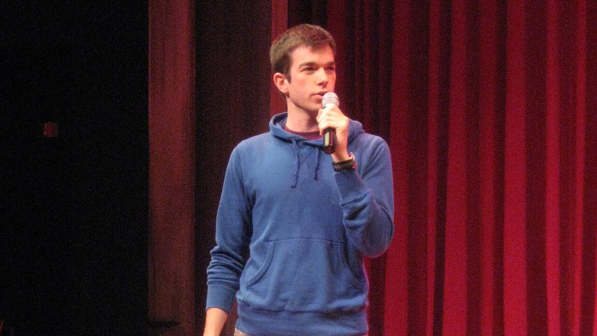 John Mulaney pressenti en agent Maxwell Smart : Warner Bros relance «Get Smart» sur le flegme, pas le burlesque