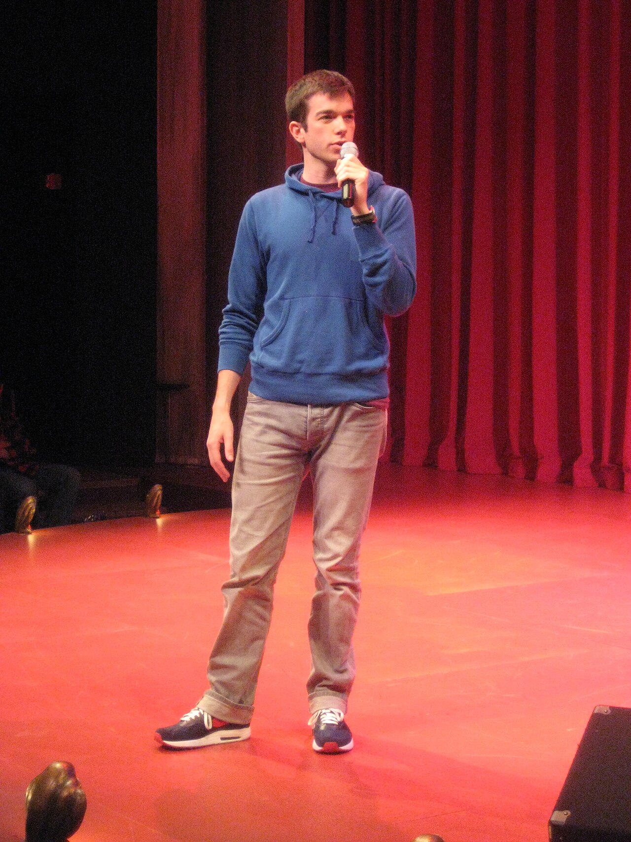 John Mulaney pressenti en agent Maxwell Smart : Warner Bros relance «Get Smart» sur le flegme, pas le burlesque