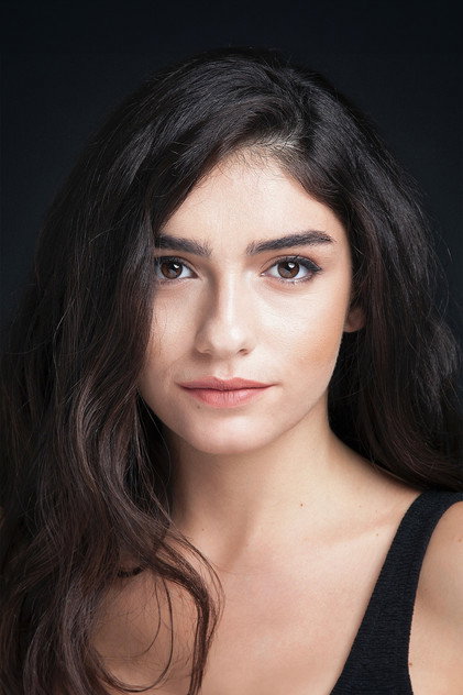 Hazar Ergüçlü as Sümbül