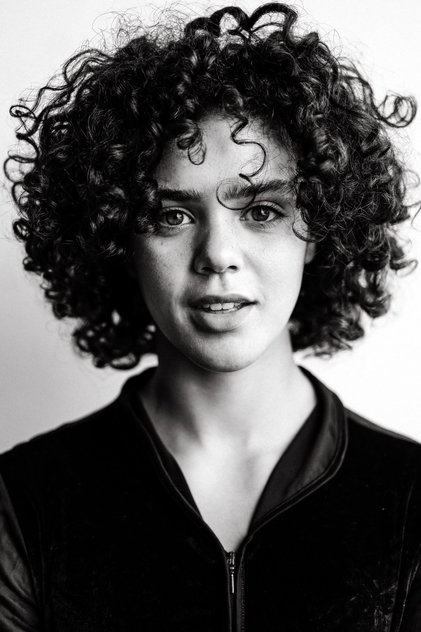 Safia Oakley-Green dans le rôle de Molly Gibson