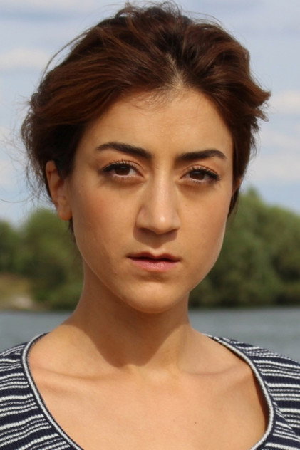 Gizem Erdogan como Denise Konar