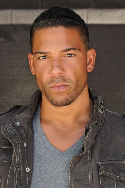 Tiago Roberts como Agent Garcia