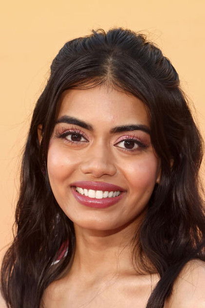 Megan Suri como Veena