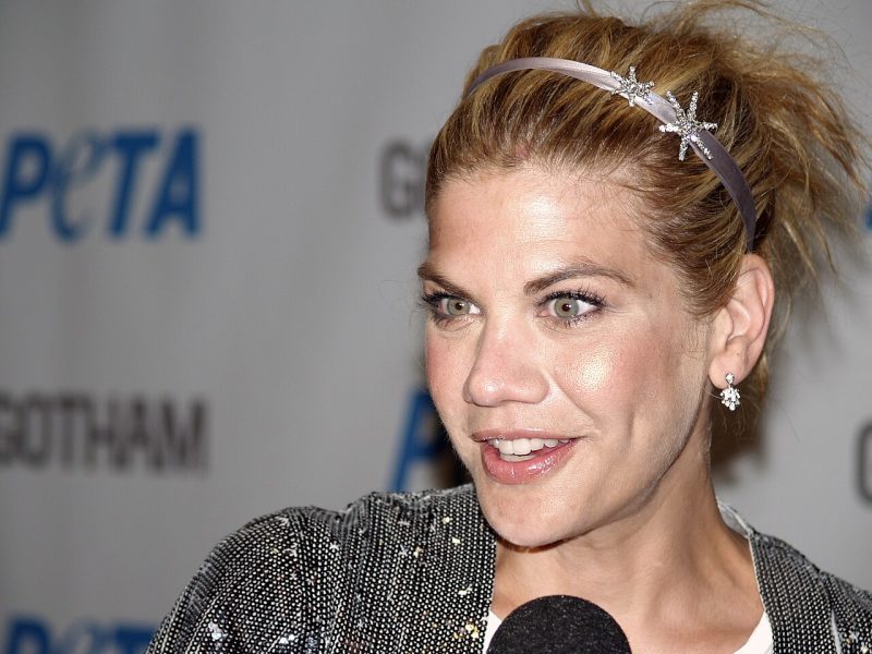 Kristen Johnston, la géante de la sitcom qui a cessé de se faire petite