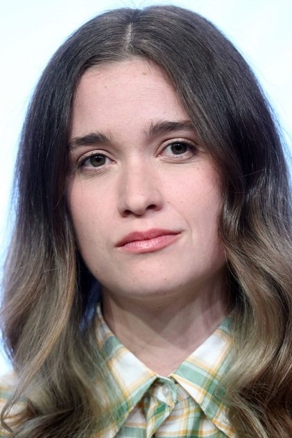 Alice Englert como Opal