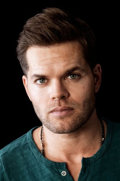 Wes Chatham como Alex