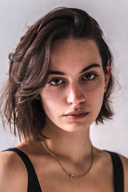Inès Spiridonov como Julie Gauthier