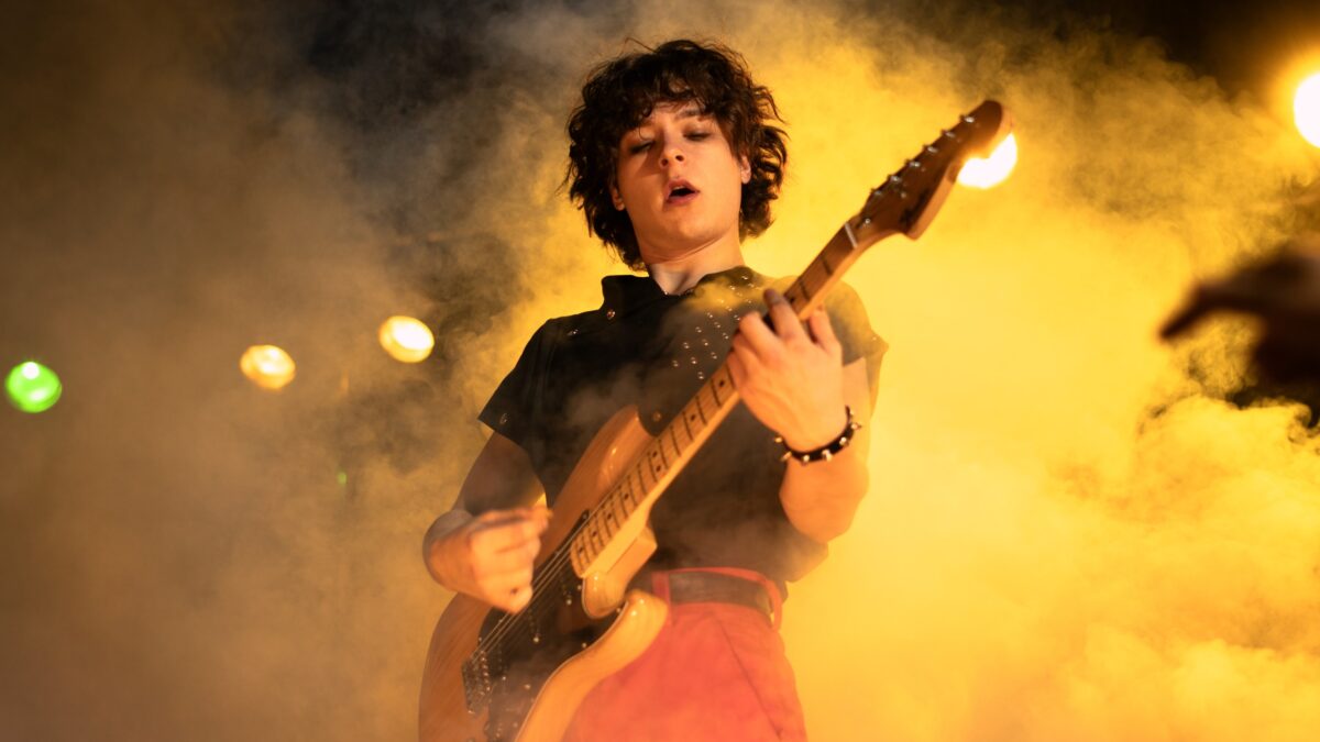 Cada vez menos extraño, en Netflix: un guitarrista de verdad interpreta al creador de Lady Pank