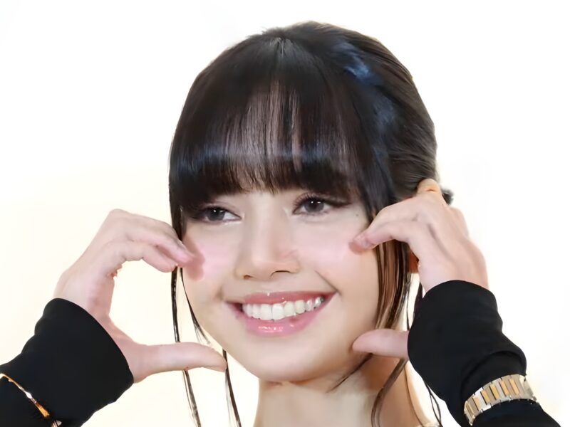 Lisa codifică identitatea sa tailandeză în single-ul K-pop ‘SaWaDiKa’