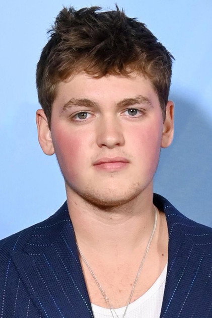 Joe Anders como Aron Trask
