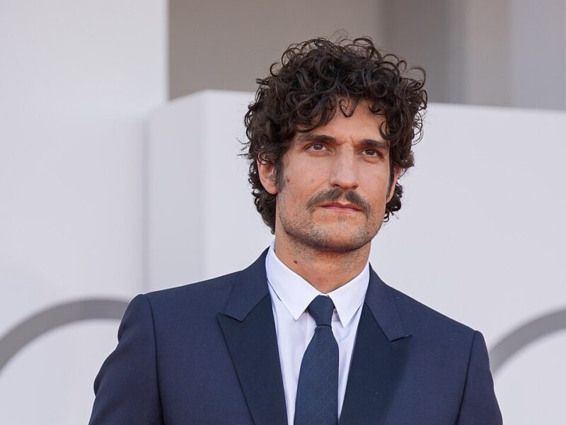 Louis Garrel abandona a ironia da Nouvelle Vague pelo amor sem defesas de Nanni Moretti em «Succederà questa notte»