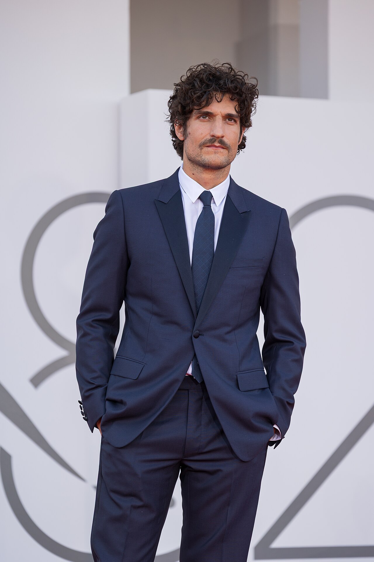 Louis Garrel gác lại sự châm biếm Làn Sóng Mới cho chuyện tình cuồng si của Nanni Moretti trong «Succederà questa notte»