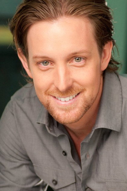 Scott Martin como Axel