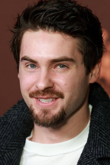 Cody Christian como Nick Newell