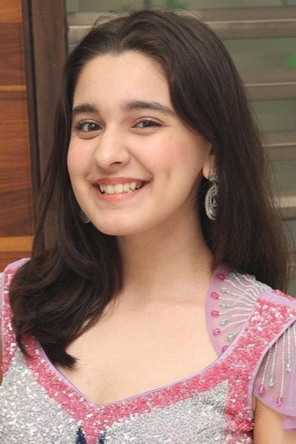 Naisha Khanna como Tara D'Souza