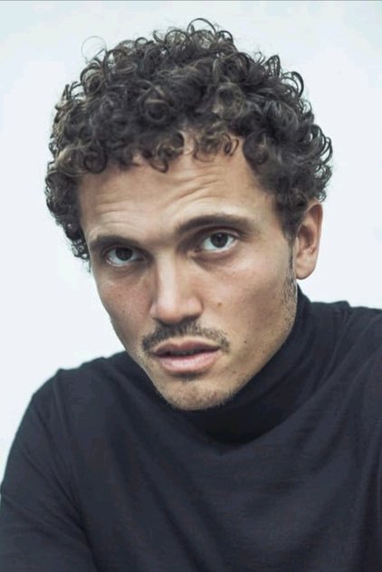 Karl Glusman como Francis
