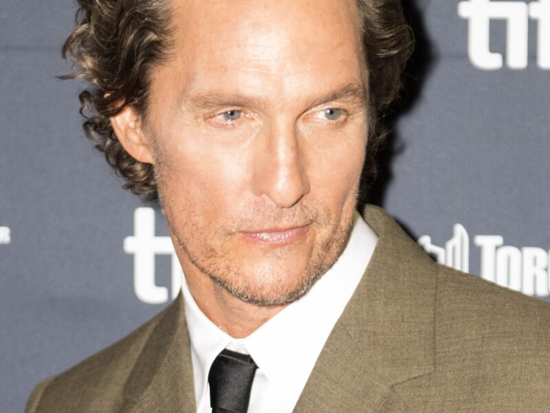 O ‘segredo capilar’ de Matthew McConaughey é um sérum que sua família ajuda a financiar