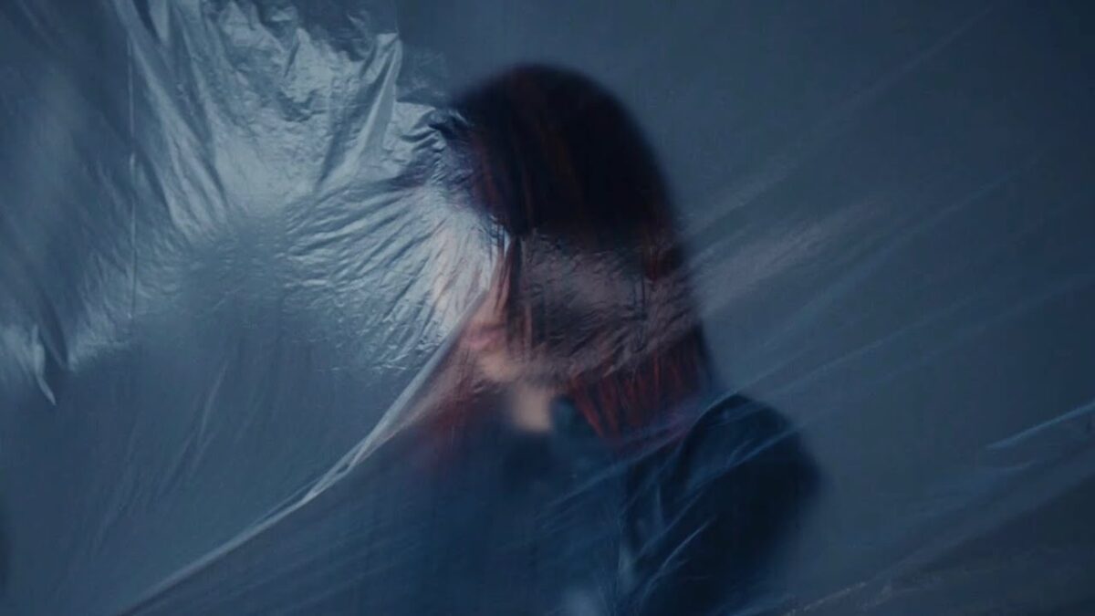 Jane Remover escapa de un laboratorio en el video de «Beauty Sleep», su nuevo sencillo