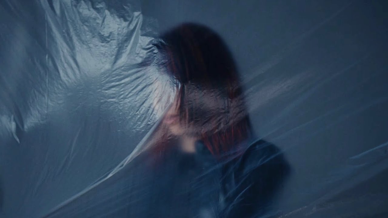 «Beauty Sleep», de Jane Remover, la convierte en un espécimen de laboratorio que huye al mar