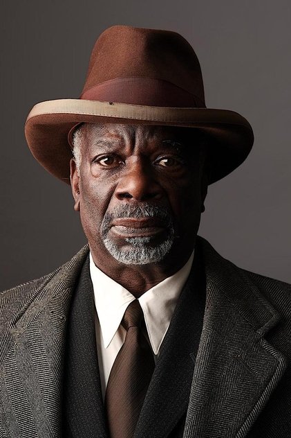 Joseph Marcell como Stefan