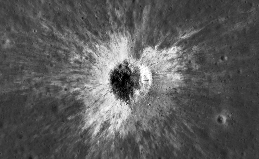 La NASA halla el cráter lunar nuevo más grande jamás visto: 728 pies de ancho, formado en 2024 sin que nadie lo notara