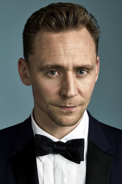 Tom Hiddleston como Captain James Conrad