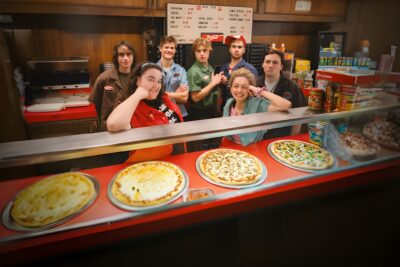 Minimum Wage på Netflix gör tonåringarnas pizzeriapass till en lågavlönad generations mockumentär