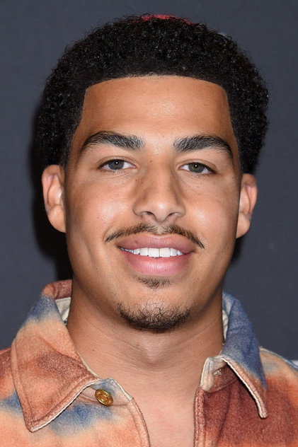 Marcus Scribner como Wallace