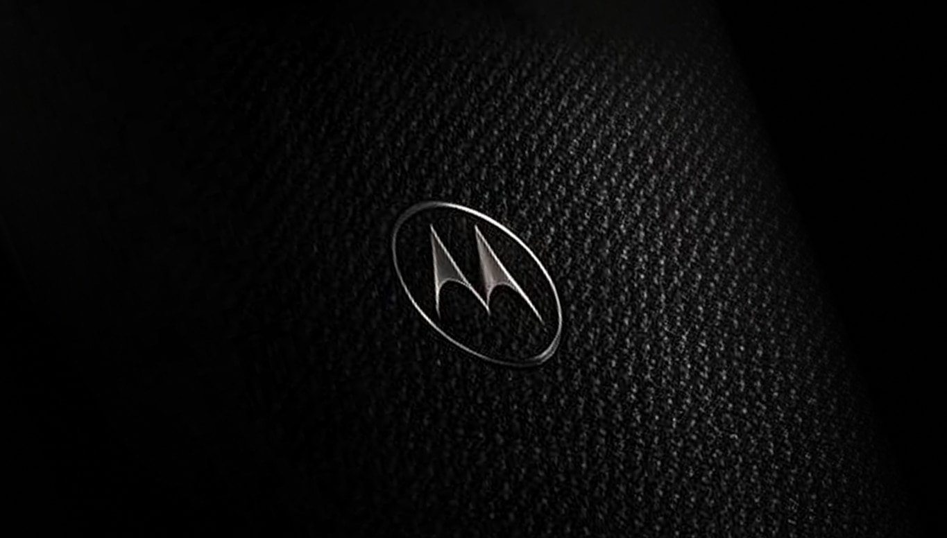Motorola Signature 27, textured back panel with the Motorola logo